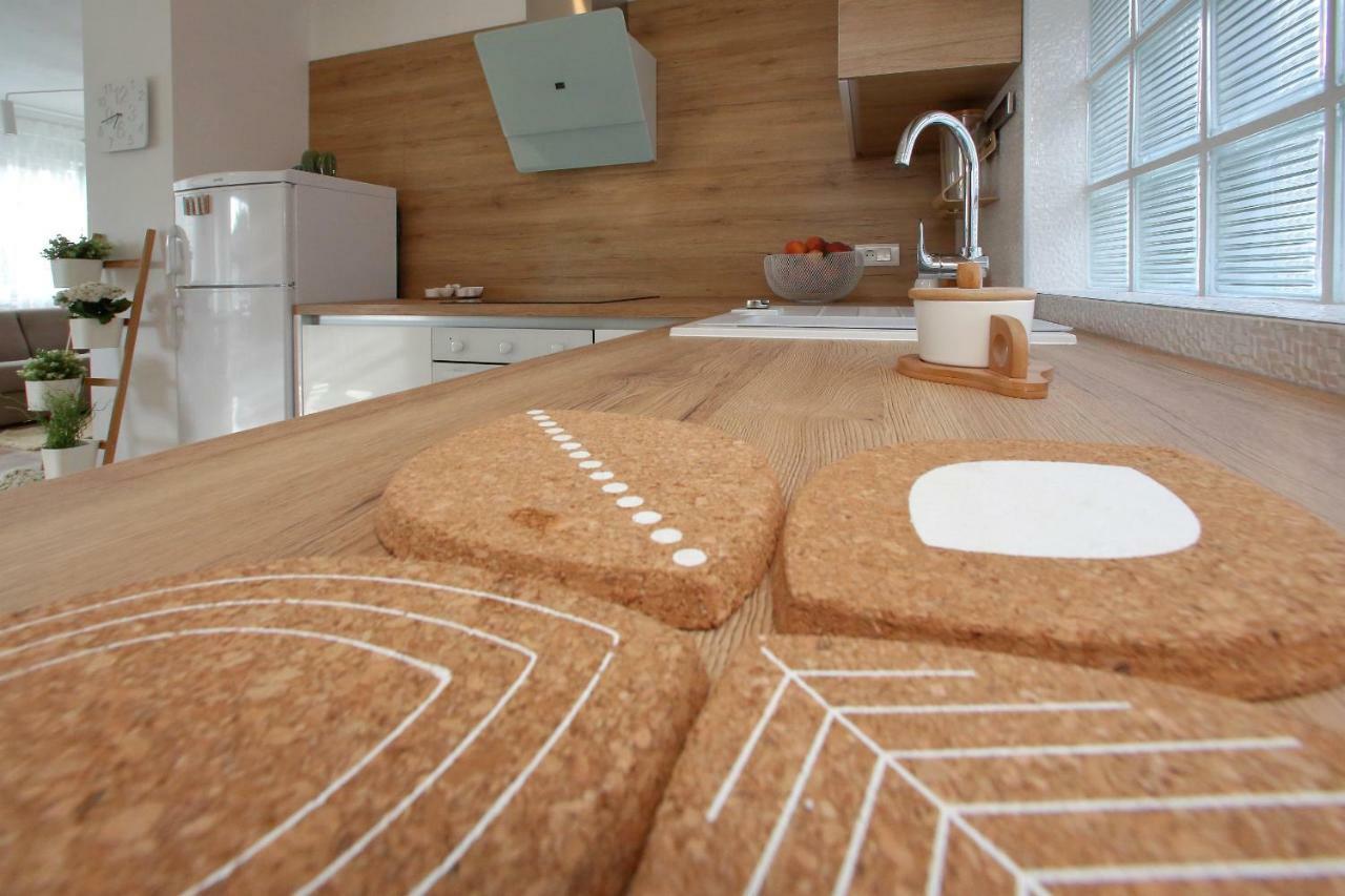 L Apartment *